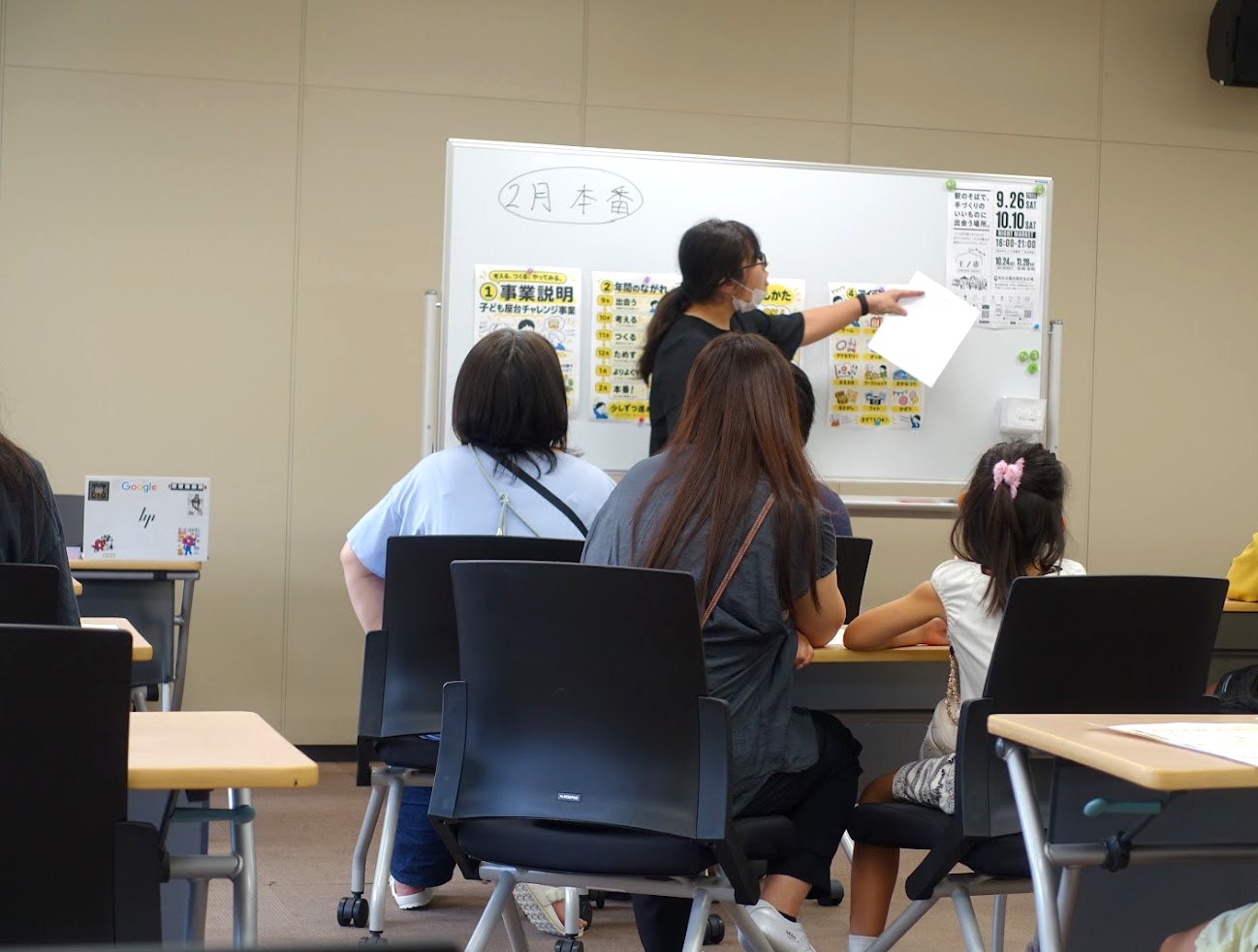 第1回の説明を聞きながら屋台のアイデアを考えている様子