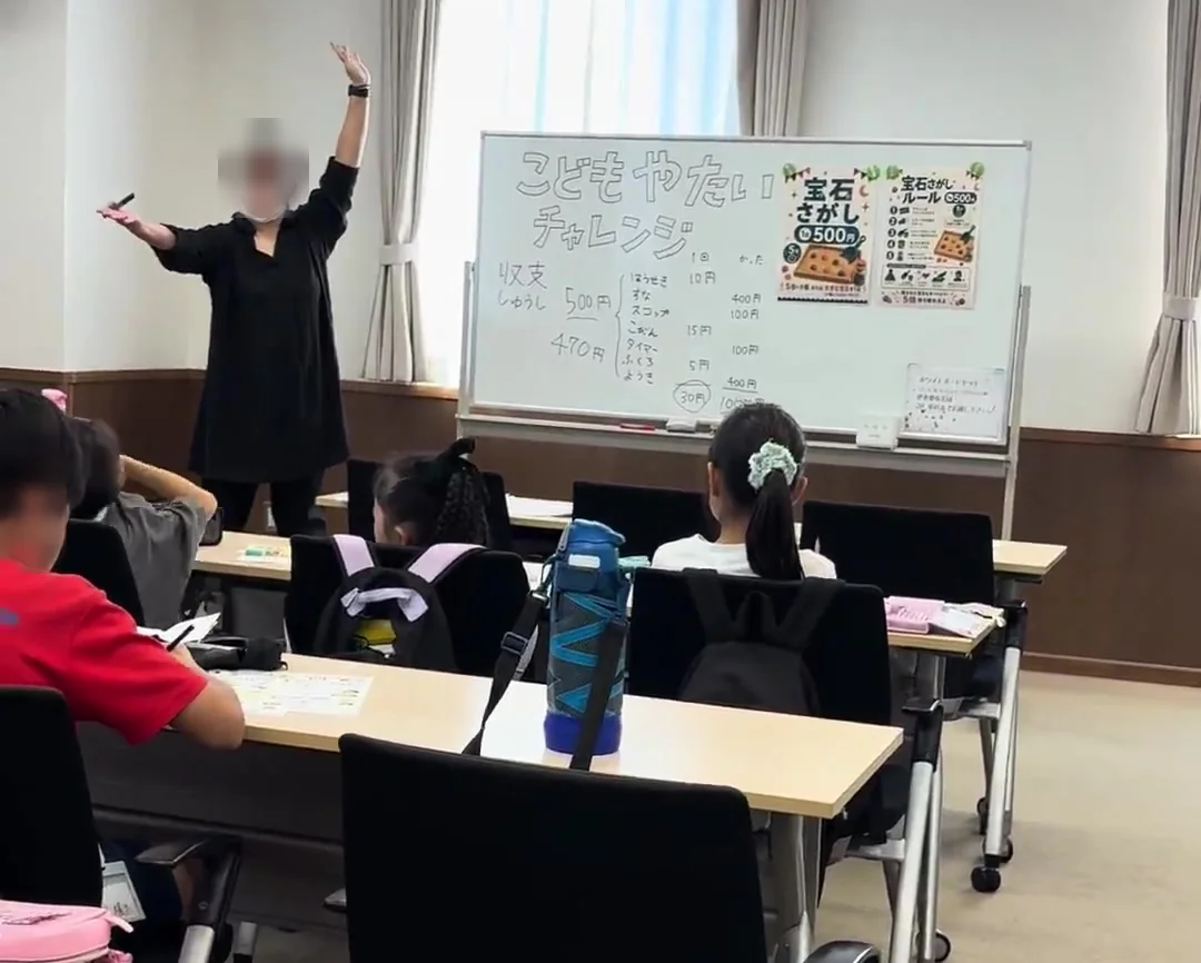 講師の問いかけを聞きながら考える子どもたちの様子。人物は後ろ姿のみで、顔は写っていません